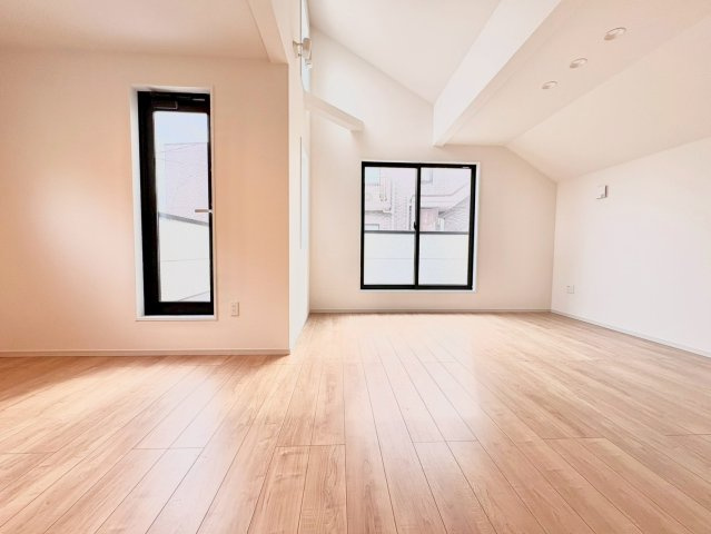 中野区上鷺宮2丁目　新築戸建の居間・リビング|足元から室内全体を暖める床暖房。ホコリが舞い上がらないため、お子様のいるご家庭にも安心です。

現地ご見学希望・資料請求などお気軽にお問い合わせ下さい！
03-5990-5201