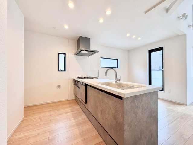 中野区上鷺宮2丁目　新築戸建のキッチン|嬉しい対面式キッチンです。家事をしながらリビングにいるご家族とのおしゃべりも楽しめます！

現地ご見学希望・資料請求などお気軽にお問い合わせ下さい！
03-5990-5201