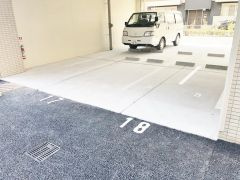フォルトメゾン鬼高の駐車場
