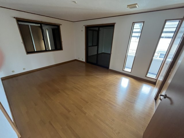 さいたま市岩槻区黒谷戸建の洋室|広々とした洋室です