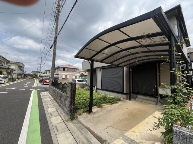 さいたま市岩槻区黒谷戸建の駐車場|屋根付き駐車場があります
