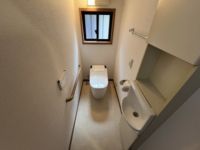 さいたま市岩槻区黒谷戸建のトイレ|ゆったりとした空間の1Fトイレです