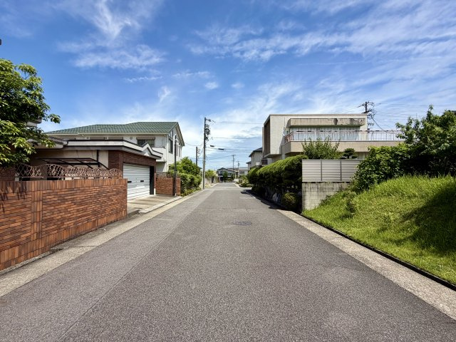 名東区平和が丘5丁目土地の前面道路含む現地写真|平和が丘の中でも区画割りの大きな邸宅エリアにあります。