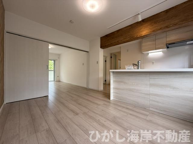 湘南西部住宅2-5号棟の居間・リビング|新規リフォーム完了！　10.3帖　LDK