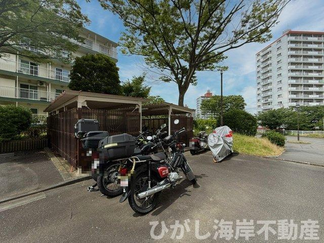 湘南西部住宅2-5号棟の駐車場|敷地内バイク置場