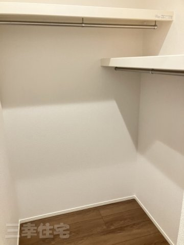 高浜市論地町の収納|玄関のファミリークローク。帰宅後すぐに上着を収納。良い習慣が身に付きますね♪