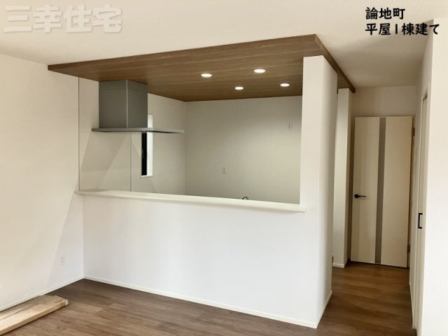高浜市論地町のキッチン|リビングを見渡せる対面式キッチン。ご家族との距離が近くなりますね♪