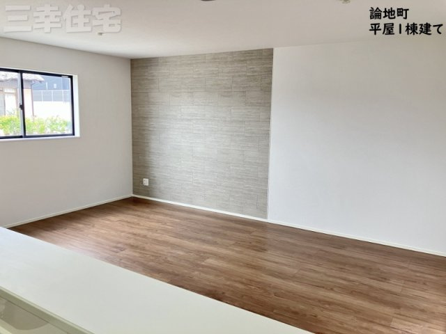 高浜市論地町の居間・リビング|広いリビングダニイング18帖。アクセントクロスがオシャレですね。