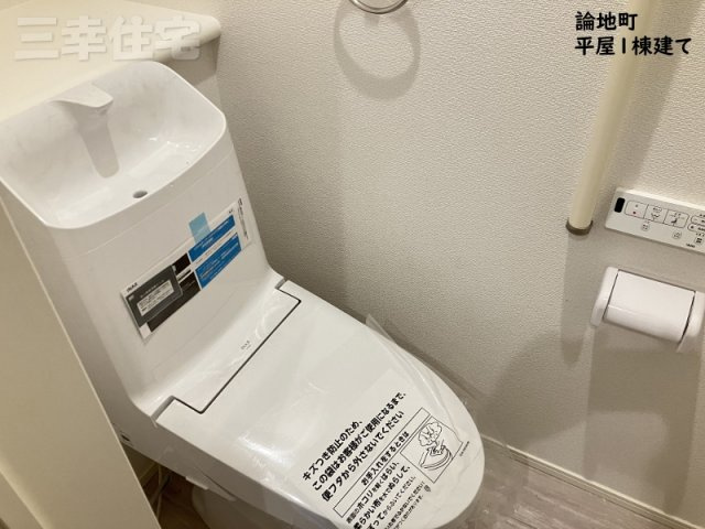 高浜市論地町のトイレ|1階2階ともにシャワートイレです。大変便利な収納棚がついています。
