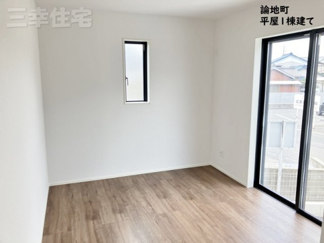 高浜市論地町の寝室|主寝室6.75帖。シャッターが付いていて防犯対策も安心です。