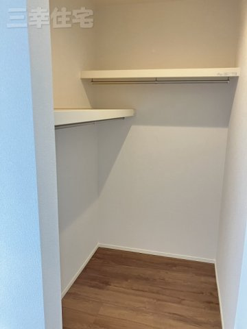 高浜市論地町の収納|主寝室のウォークインクローゼット1.5帖。
