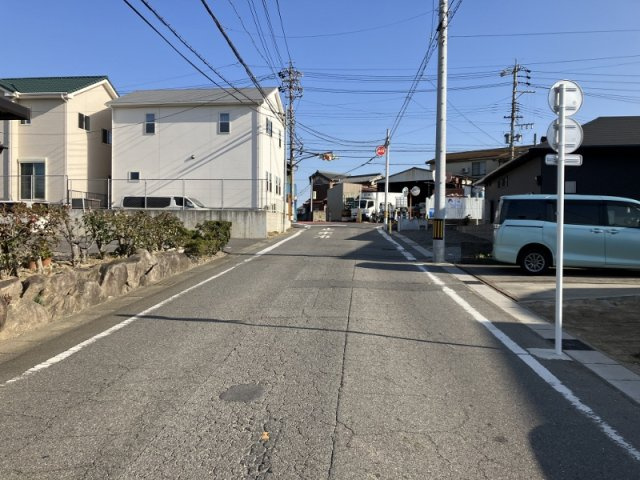 高浜市論地町の前面道路含む現地写真|広い前面道路。西向きに撮影