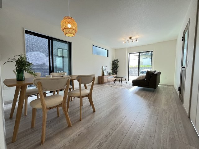 【居間・リビング】 | 福岡市東区美和台5丁目9期　1号棟（全2棟）【仲介手数料無料・0円】 | 施工例。施工例は完成時と異なる場合があります。