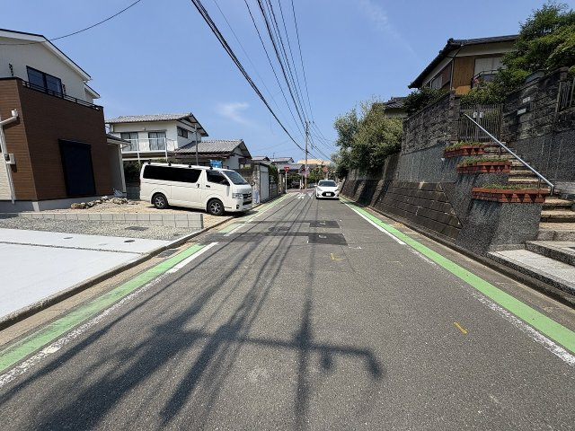 【その他】 | 福岡市東区美和台5丁目9期　1号棟（全2棟）【仲介手数料無料・0円】 | 現地写真。前面道路です。