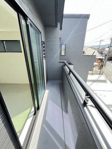 【バルコニー】 | 福岡市東区美和台5丁目9期　1号棟（全2棟）【仲介手数料無料・0円】 | 施工例。施工例は完成時と異なる場合があります。