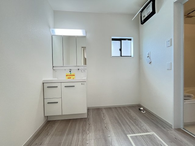 【洗面所】 | 福岡市東区美和台5丁目9期　1号棟（全2棟）【仲介手数料無料・0円】 | 施工例。施工例は完成時と異なる場合があります。