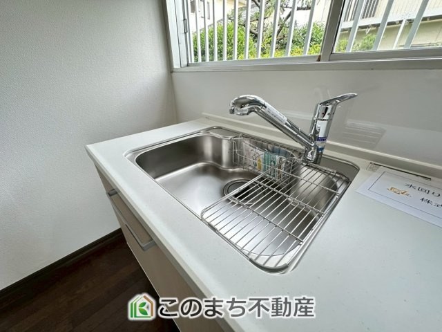 KEM下都賀郡壬生町2期　中古戸建の設備|ビルトイン型浄水器を内蔵したキッチン水栓。お米を研いだり、野菜を洗ったりするときなど用途に応じてワンタッチで浄水に切り替えが可能です。カートリッジ式なので、フィルターを簡単に交換する事が出来ます。
