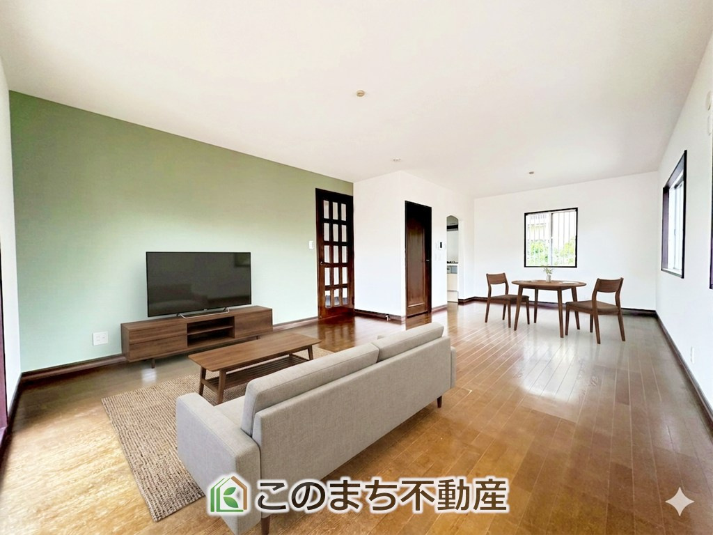 KEM下都賀郡壬生町2期　中古戸建の居間・リビング|大きいダイニングテーブル、カウチ付きソファ、大型ＴＶも気兼ねなく配置可能！！
※家具・什器・調度品・植栽・カーテンなどはCG加工しております。販売価格には含まれません。
