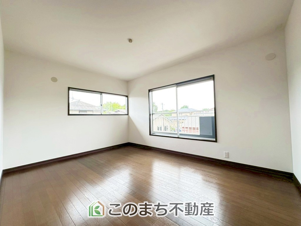 KEM下都賀郡壬生町2期　中古戸建の洋室|柔らかい陽光が差し込む明るいお部屋を演出する設計。彩光の取れる窓が気持ちの良いお部屋を創り上げます。
