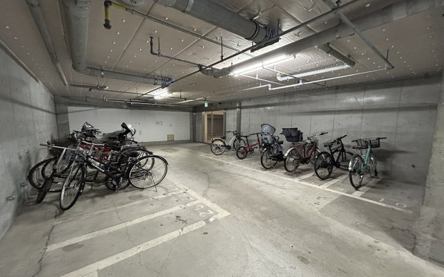 レイディアントシティ戸塚の駐輪場|雨や日差しから大切な自転車を守る室内駐輪場。愛車の劣化を防ぎ、雨の日でも快適に出し入れできます。