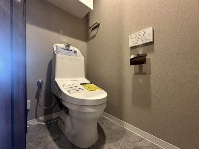 レイディアントシティ戸塚のトイレ|トイレスペースは、落ち着いたインテリアとなっています。