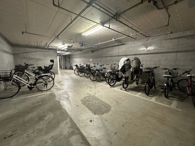 レイディアントシティ戸塚の駐輪場|雨や日差しから大切な自転車を守る室内駐輪場。愛車の劣化を防ぎ、雨の日でも快適に出し入れできます。