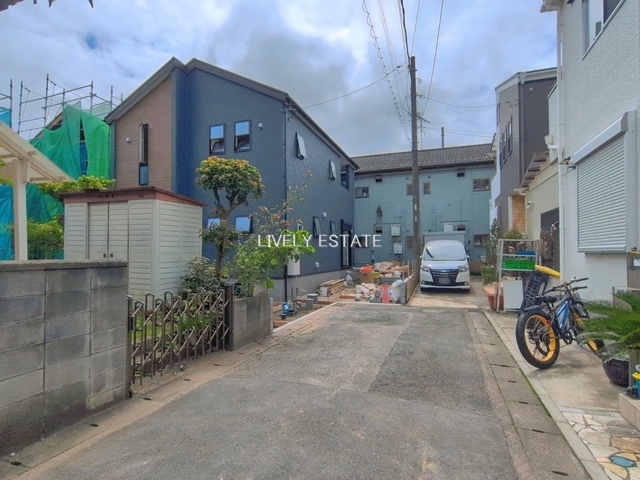 草加市稲荷6丁目 新築分譲住宅の前面道路含む現地写真