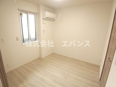 【寝室】 | D-SOLACE末広4丁目 | 広くて明るい寝室