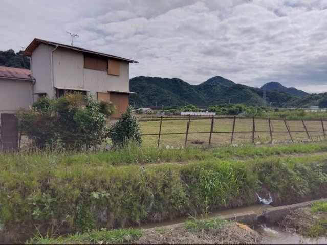 売土地　田方郡函南町肥田の外観|自然に囲まれた、ゆったりとした時間が流れる住環境です。目の前に広がる田園風景と山々が、暮らしに心地よい開放感を与えてくれます。