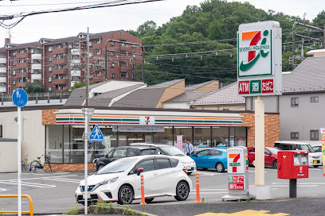【周辺】 | 愛宕2丁目住宅　清潔感のある共用部分！管理体制良好！ | セブンイレブン多摩貝取大通り店まで徒歩１０分