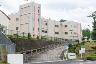 【周辺】 | 愛宕2丁目住宅　清潔感のある共用部分！管理体制良好！ | 市立愛和小学校まで徒歩８分