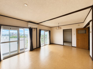 【居間・リビング】 | 愛宕2丁目住宅　清潔感のある共用部分！管理体制良好！ | 約１５．８帖のLDＫ！ソファやテーブルなど大きな家具を置いても窮屈さを感じない広さです！