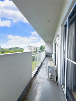 【バルコニー】 | 愛宕2丁目住宅　清潔感のある共用部分！管理体制良好！ | 南東向きワイドバルコニー！お布団干しも楽々野広さです！