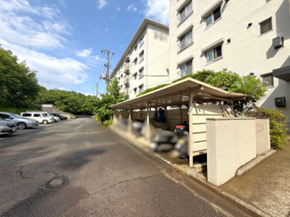 【駐輪場】 | 愛宕2丁目住宅　清潔感のある共用部分！管理体制良好！ | 駐車場空きあり