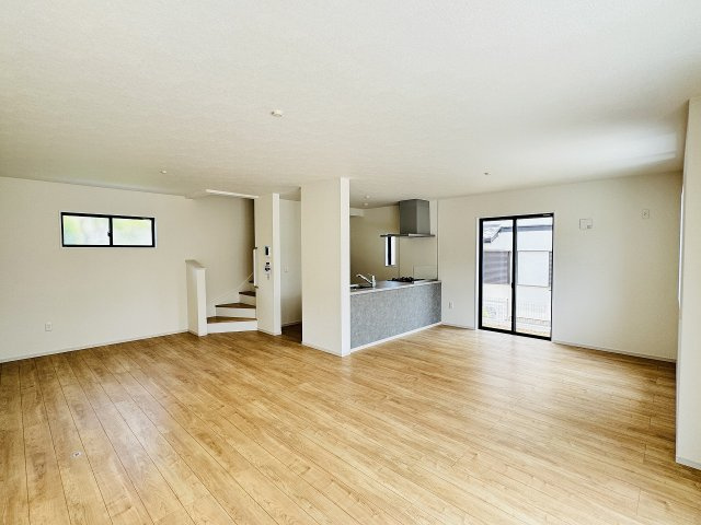 八王子市　北野台　新築一戸建て　３３期の居間・リビング|～23.4帖の明るく開放感のあるLDK、家族団欒の時間をお過ごしいただけます～