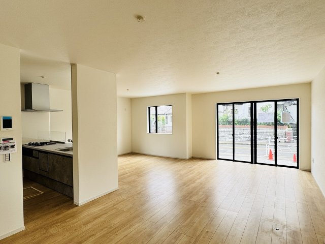 八王子市　北野台　新築一戸建て　３３期の居間・リビング|～23.4帖の明るく開放感のあるLDK、家族団欒の時間をお過ごしいただけます～