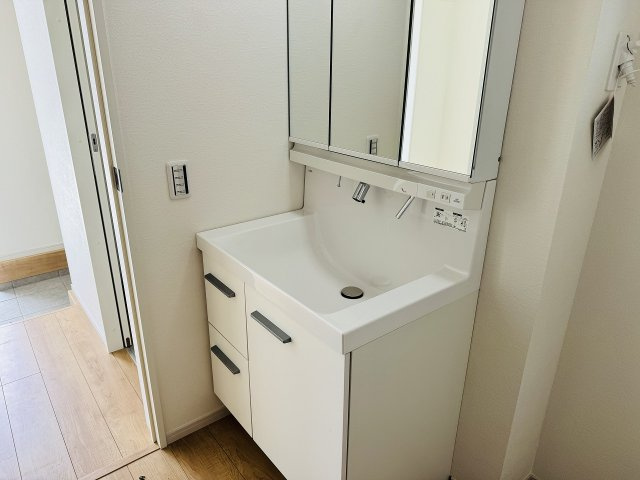 八王子市　北野台　新築一戸建て　３３期の独立洗面台|～３面鏡付きの独立洗面台　細々している物をスッキリ収納出来ます～