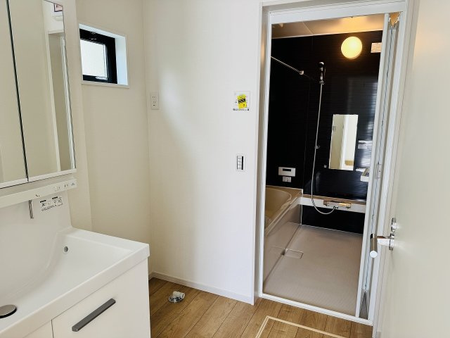 八王子市　北野台　新築一戸建て　３３期の脱衣所|～窓付きで明るい洗面所　換気もしやすいです～