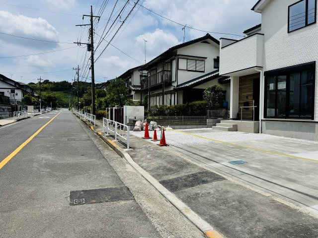 八王子市　北野台　新築一戸建て　３３期の前面道路含む現地写真|～南東9ｍ道路に面しています～