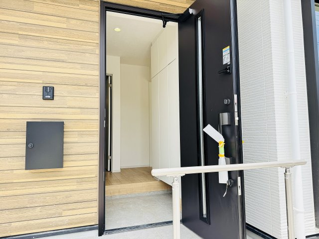 八王子市　北野台　新築一戸建て　３３期の玄関|～玄関は安心のWロックキーを採用～