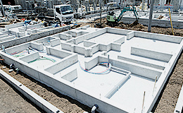 【その他】 | 新築　新潟市中央区上所中 第2 2号 | より丈夫な基礎を築く為、建物の荷重を地盤へ伝える「ベタ基礎」工法を採用しています。
上部構造に等しい床面積を持つ基礎スラブで施工します。
