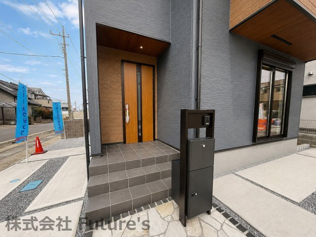三郷市彦糸1丁目　新築戸建　全6棟　1号棟のエントランス|不在時に便利な宅配BOX完備