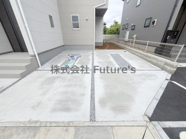 三郷市彦糸1丁目　新築戸建　全6棟　2号棟の駐車場|カースペース並列2台可能