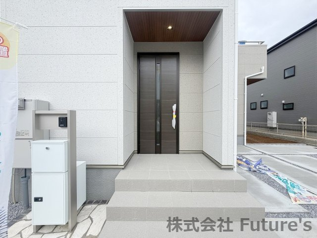 三郷市彦糸1丁目　新築戸建　全6棟　2号棟のエントランス|不在時に便利な宅配BOX完備
