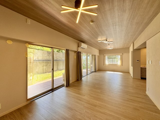 アーバンシティ浜松山手町の居間・リビング|約23.6帖の広々リビングからは緑が広がる景色を眺めることができゆったりとした時間が過ごせそうですね♪