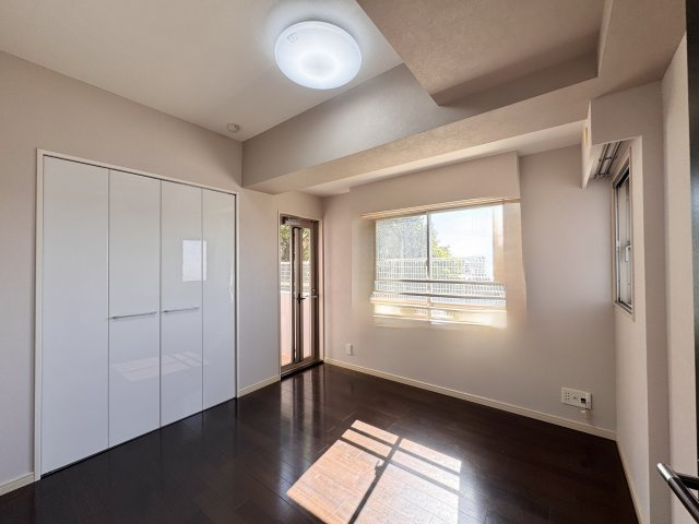 アーバンシティ浜松山手町の洋室|約5.6帖の洋室は窓が2面にあり明るい空間です。クローゼットも大きいので沢山の物が収納でき便利ですね。バルコニーへも出られます。