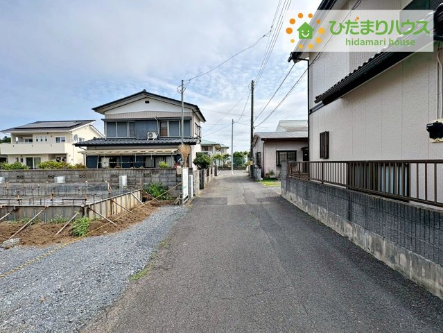 ひたちなか市津田　新築戸建の前面道路含む現地写真|周辺は緑も多く、スーパーやドラックストアも近い為、住環境良好です♪