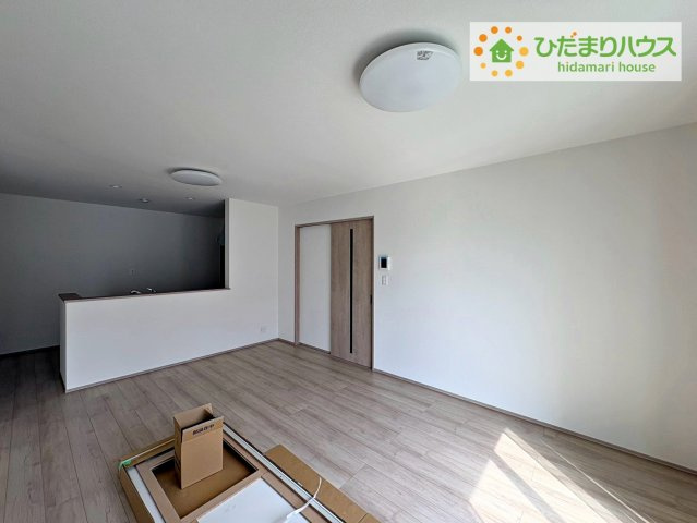 ひたちなか市津田　新築戸建の居間・リビング|リビング大きな窓からは、暖かな日の光が降り注ぎます・・・