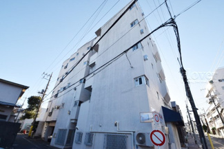 【外観】 | さほど大きなサイズではありませんが、清潔感があり、好感の持てるマンション外観。ぜひ一度、現地でご覧ください。～即日のご見学可能～　お問合せはお気軽にどうぞ。
