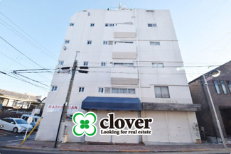 【外観】 | 青空によく映える建物です。手入れの行き届いた外壁やマンション正面エントランスなど、綺麗な姿をぜひ一度、現地にてご覧ください。～即日のご見学可能～　お問合せはお気軽にどうぞ。
